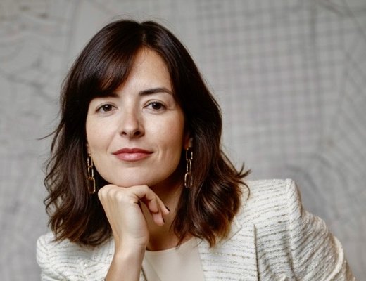 Juliana Moura Bueno headshot