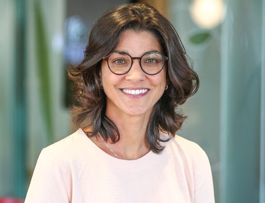 Viviane Pereira headshot